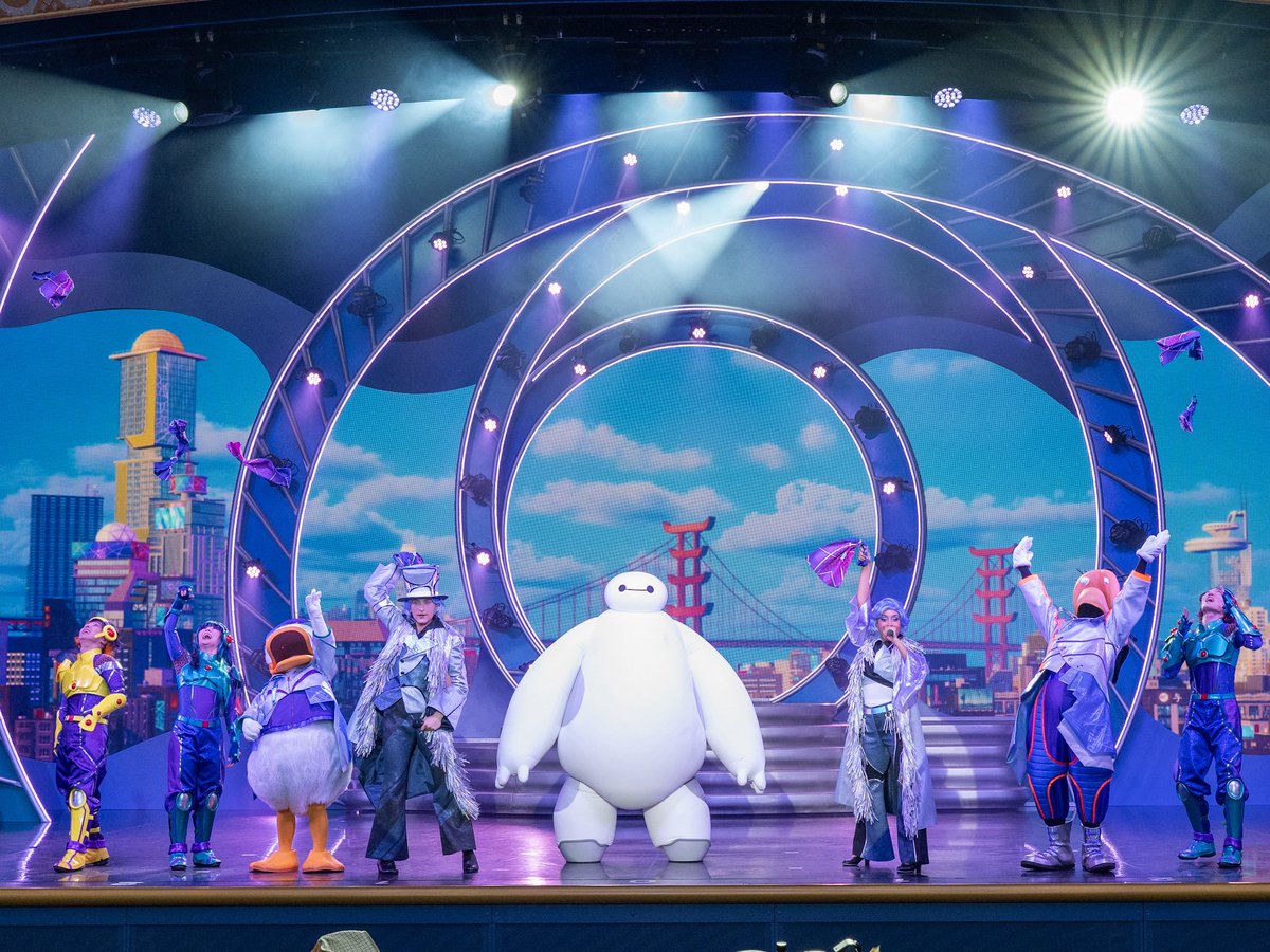DtimesJP's tweet photo. 東京ディズニーランド「The D-Groovationz4 Live: Happy! Funky! Groovy! Tour」
「音楽は心とカラダに良い」と聞いたベイマックスが登場！
ドナルドたちと一緒にタオルを回して会場が一体に☆
https://t.co/kVD0DruKzs https://t.co/CwYfXo3nwq