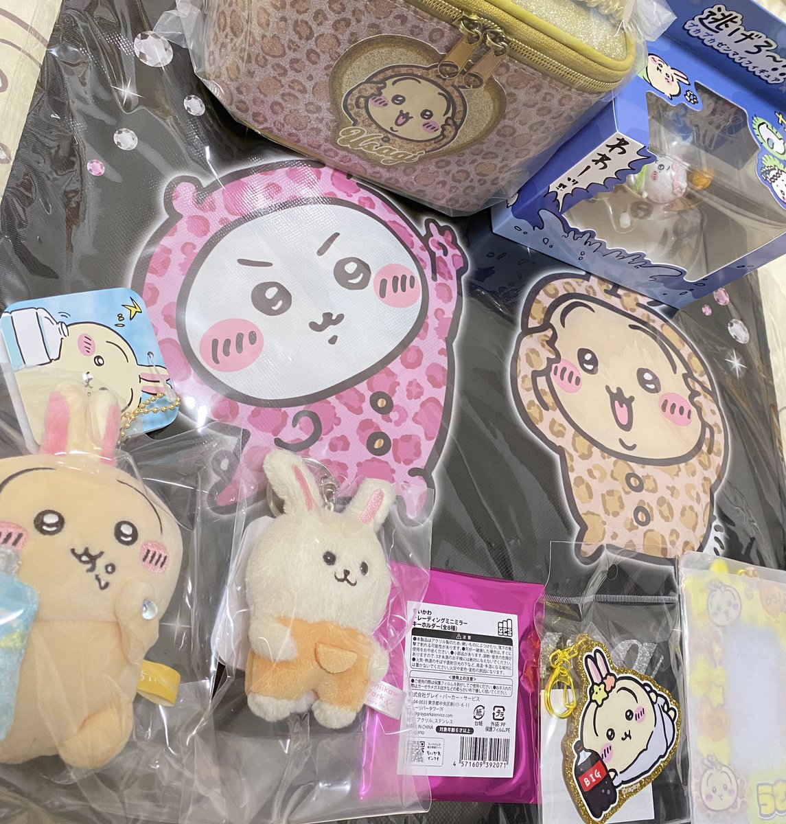 fujimichandayoo's tweet photo. わーい！！！！！！
雨の中配達ご苦労さまです！！！！
ダンボール雨に濡れちゃったんですけど、、( ´･ω･`)って配達員さんしょげてたけど全然ありがとうございますすぎる🫡
ランダムのミラー１個しか頼んでないから緊張〜〜 https://t.co/zAFQWrwVNM