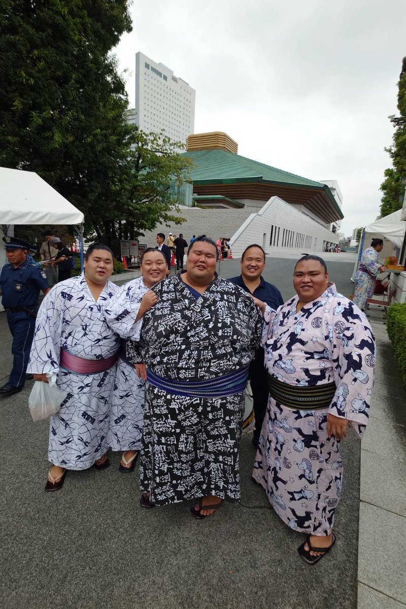 dwjyo's tweet photo. この度14年半やらせていただきました。お相撲さんを引退させていただくことになりました。こんなにも長く続けてこれたのは周りの方々に支えていただきまた応援していただいたのたくさんの方のおかげです。一人一人に伝えきれないのでSNSをお借りしまして感謝を述べさせていただきます。
#感謝 https://t.co/xvJcwKMUEw