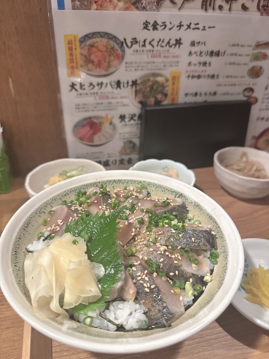 aptasakusabashi's tweet photo. これは秘密のライフハックなのですが、青森県八戸市のご当地名物である大トロサバ漬け丼が浅草橋に行けばランチ1,000円台で食べられてしまいます https://t.co/AeEJ4sIy4F