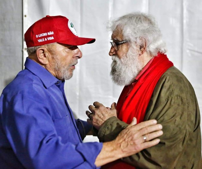 LeonardoBoff's tweet photo. É este Lula que nós queremos reeleger para nos livrar da barbárie fascista e defender a democracia e as políticas sociais para os mais necessitados. https://t.co/c7pBa8ri1Z