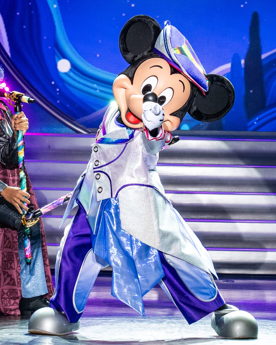 MezzoMikiD's tweet photo. 東京ディズニーランド
「ショーベース」の新ショー
「The D-Groovationz4 Live: Happy! Funky! Groovy! Tour」
新コスチュームのミッキー☆ https://t.co/IEWkLCUC0Q