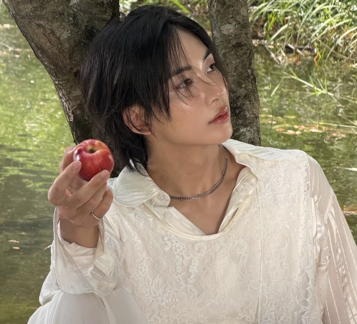 smolbun10_'s tweet photo. jeonghan using this as a chance to fulfill his dreams of being the snow white evil queen https://t.co/xUGZL5ujlF
