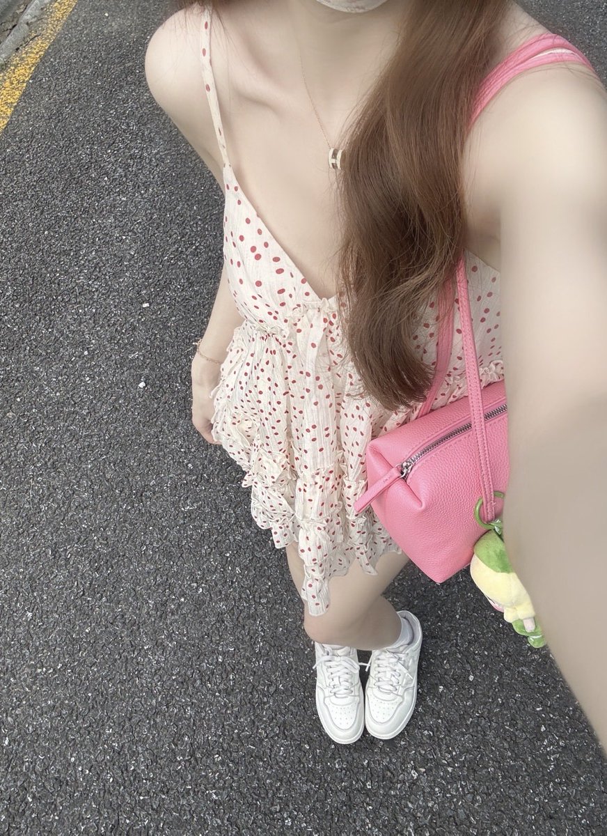 denarandy's tweet photo. 📍罗湖区

躲进老城区安静咖啡馆，翻看手机里积攒的城市随拍。
黄昏褪去，老街商圈灯火闪烁，余光察觉到有人时不时朝这个方向张望。
不知道是现实如此，还是自己太过敏感，心绪不自觉乱了几分🤔
#深圳个人 #反差日常 #精神小妹 https://t.co/xkJqoAlIlG