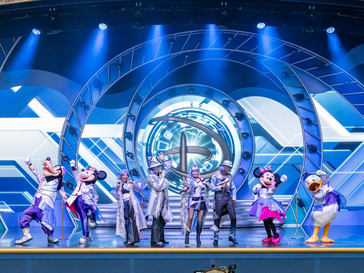 DtimesJP's tweet photo. 東京ディズニーランド「The D-Groovationz4 Live: Happy! Funky! Groovy! Tour」
ミッキー、ミニー、ドナルド、グーフィーによるマイクスタンドパフォーマンスも☆
https://t.co/kVD0DruKzs https://t.co/y63qAIONro