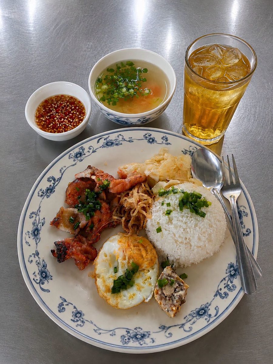 Louisb_crypto's tweet photo. Trưa thứ 3 no bụng với đĩa cơm này 🍚
🔥 Thịt nướng thơm, trứng lòng đào, canh nóng, chén nước mắm ớt. Ăn một dĩa là đủ năng lượng buổi chiều.
Ai cũng đang ăn trưa chưa? ✋ #ComTrua #ThitNuong #FoodVN https://t.co/qfsqOizABg