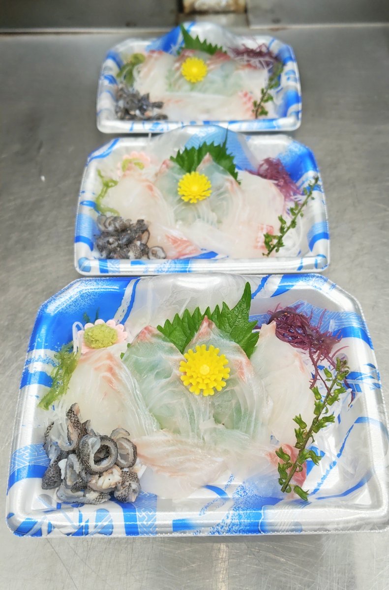WATABE77781864's tweet photo. ♪雨になって何分か後に行く〜♪🫲

さぁ練馬は雨だけど丸川🐟️は今日もノリノリ営業中だよ！✌️

そんな練馬のサカナクションの本日のお薦めは昨日インスタのストーリーズに上げて反響があった活石垣鯛刺！
いつも通り生きたまま仕入れているから締めたて新鮮プリップリ！
脂ノリノリ美味しいよ〜！👍 https://t.co/FK49Lzcnul