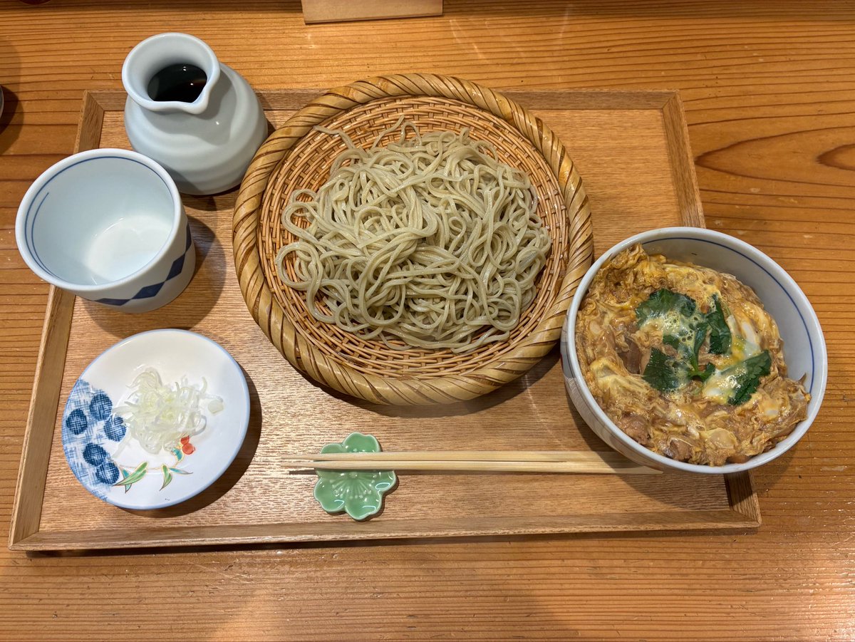 s1068h910's tweet photo. 手打蕎麦せんりさんでお昼ご飯
そばに親子丼セット！
わさびが有料（+30円）なのはびっくり
#蝗活 https://t.co/pRrru0bdWJ
