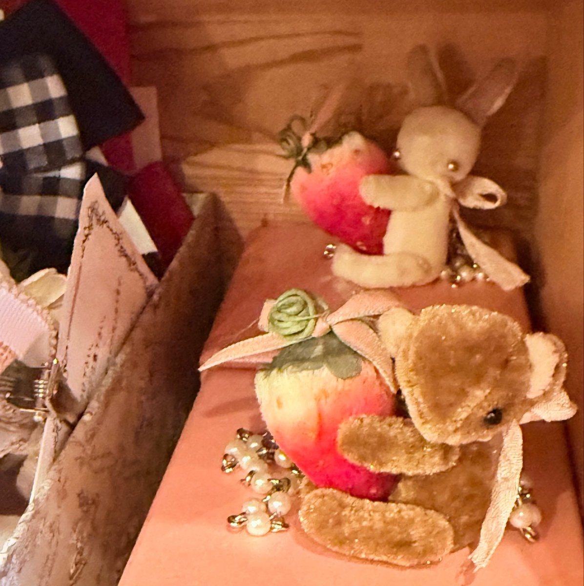 Marikoya_furfa's tweet photo. @Goth_LoliMarket #GLM15 #GLM
🍓苺だっこくま、うさぎネックレス🐻🐰
ミニチュアのくまさんとうさぎさんが苺を抱っこしている可愛いネックレスはコーデのポイントになります💕
⚠️手染め苺の水濡れ色落ち・形崩れ注意
価格:12,000円
土曜から販売:各1点 https://t.co/ePEQTzgQmR