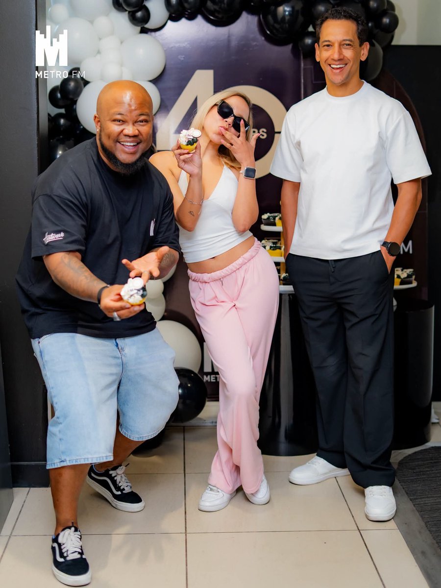 HendriccahM's tweet photo. Good morning besties, happy choozy Tuesday family 💃💃💃
#BestMorning let's gooooooh 💃💃💃
@METROFMSA
@SabbyTheDJ https://t.co/ck5krMuxad