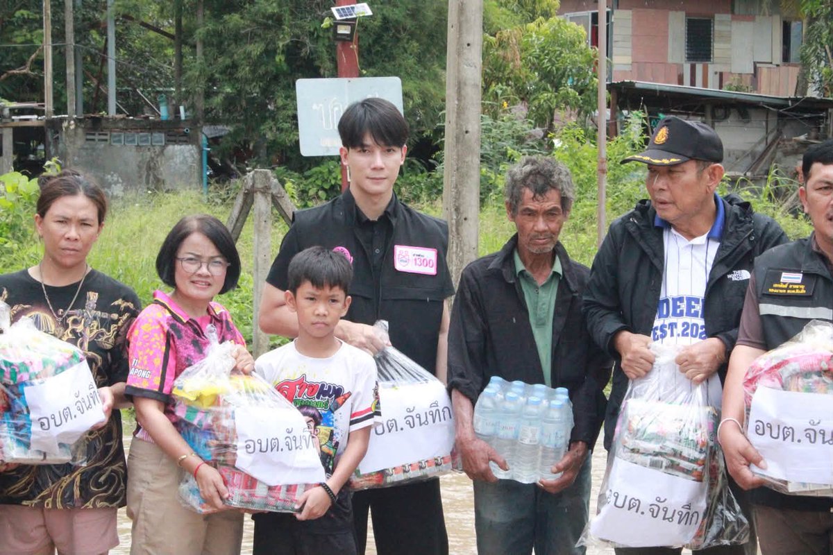 PheuThaiParty's tweet photo. รมว.พม. ส่งคณะทำงานลงพื้นที่ กทม.-โคราช ช่วยเหลือผู้ประสบอุทกภัย มอบสิ่งของบรรเทาทุกข์และเตรียมแผนฟื้นฟู
.
นายนิกร โสมกลาง รัฐมนตรีว่าการกระทรวงการพัฒนาสังคมและความมั่นคงของมนุษย์ (รมว.พม.) มอบหมายคณะทำงานและผู้บริหารกระทรวง พม. เร่งลงพื้นที่ช่วยเหลือผู้ประสบอุทกภัยเป็นการด่วน โดยในพื้นที่ อ.ปากช่อง จ.นครราชสีมา ได้ส่งเลขานุการ รมว.พม. พร้อมด้วยพัฒนาสังคมและความมั่นคงของมนุษย์จังหวัด และ อบต.จันทึก ร่วมติดตามสถานการณ์น้ำท่วมและนำเครื่องอุปโภคบริโภคที่จำเป็นมอบให้แก่ประชาชนผู้ได้รับความเดือดร้อนในเบื้องต้น
.
#พรรคเพื่อไทย #นิกรโสมกลาง #วัชรากรเลิศเลิศด้วยลาภ #เอนกชัยเรืองรัตนากร