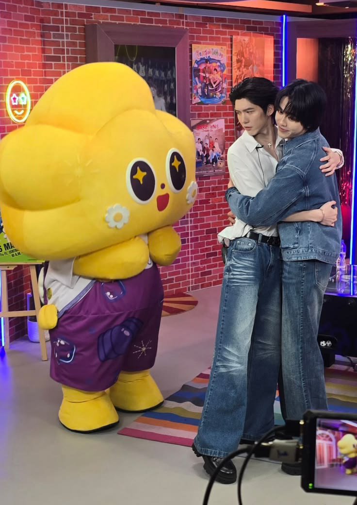 aouboomeral's tweet photo. My morning routine starts with thinking of my second family—AouBoom Ceri. Thank you for making every morning so bright. Love you all so much, please stay together for a very, very long time! 💛💜⭐🫂"

#AouBoom#ABCD Family#Daily https://t.co/Gk5Al8QNQR