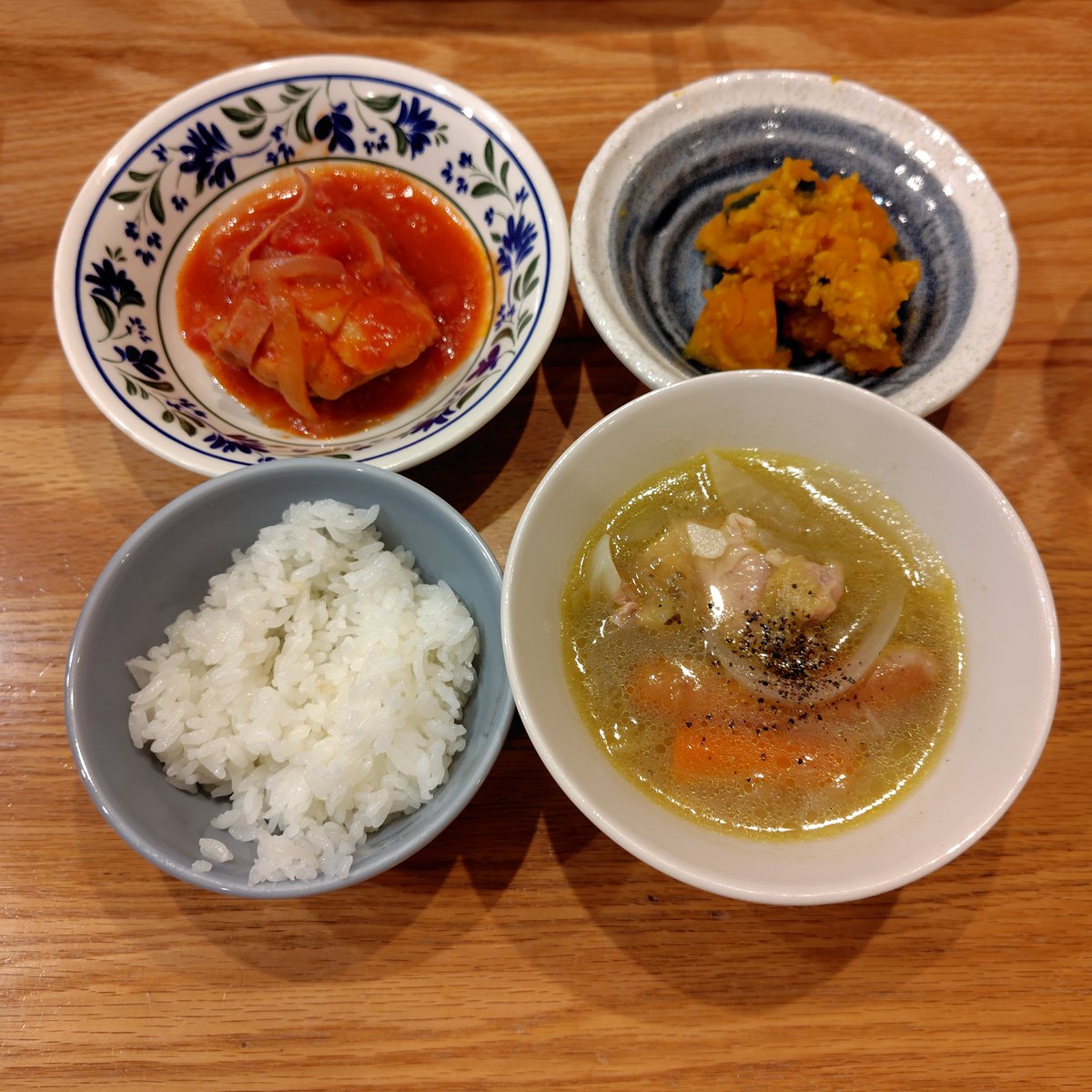 sachi5mot's tweet photo. ✥昨日の夕飯
ポトフ
チキントマト煮
かぼちゃ鶏そぼろ
✥朝ごはん
アジのタタキ茶漬け
卵焼き
牛乳
紅茶
✥お昼ごはん
豆乳
トースト（チキントマト煮）
ポトフ
レンチン卵😋

お昼ごはん食べるのに1時間😂
（早食いを直すようにと��ことで🏥）

#おうちごはん https://t.co/kBgE0hLYbI