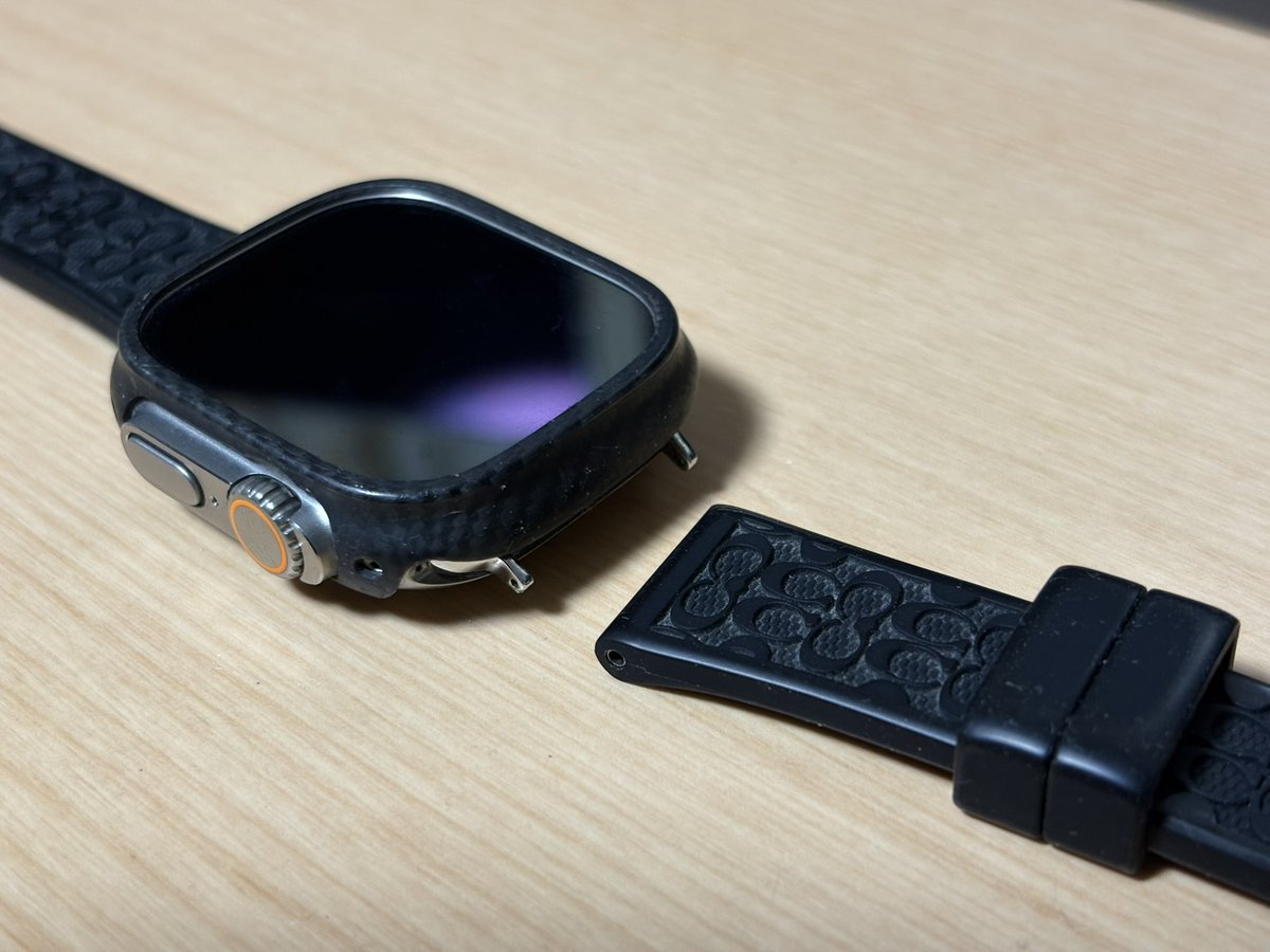 epytoerets's tweet photo. 仕事をしていたら、ずっと気に入ってたCOACHのApple Watchバンド（お値段もなかなかコッテリ）が突然切れてしまい、脳内に「なんと不吉な…(cv. 井上和さん)」が響きました。 #豊臣兄弟 https://t.co/gZmxSZXB7e