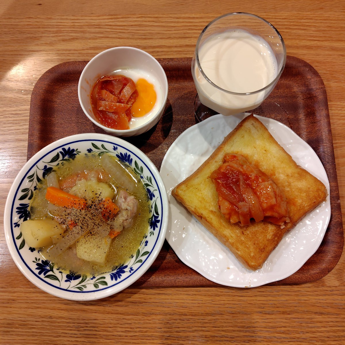 sachi5mot's tweet photo. ✥昨日の夕飯
ポトフ
チキントマト煮
かぼちゃ鶏そぼろ
✥朝ごはん
アジのタタキ茶漬け
卵焼き
牛乳
紅茶
✥お昼ごはん
豆乳
トースト（チキントマト煮）
ポトフ
レンチン卵😋

お昼ごはん食べるのに1時間😂
（早食いを直すようにと��ことで🏥）

#おうちごはん https://t.co/kBgE0hLYbI