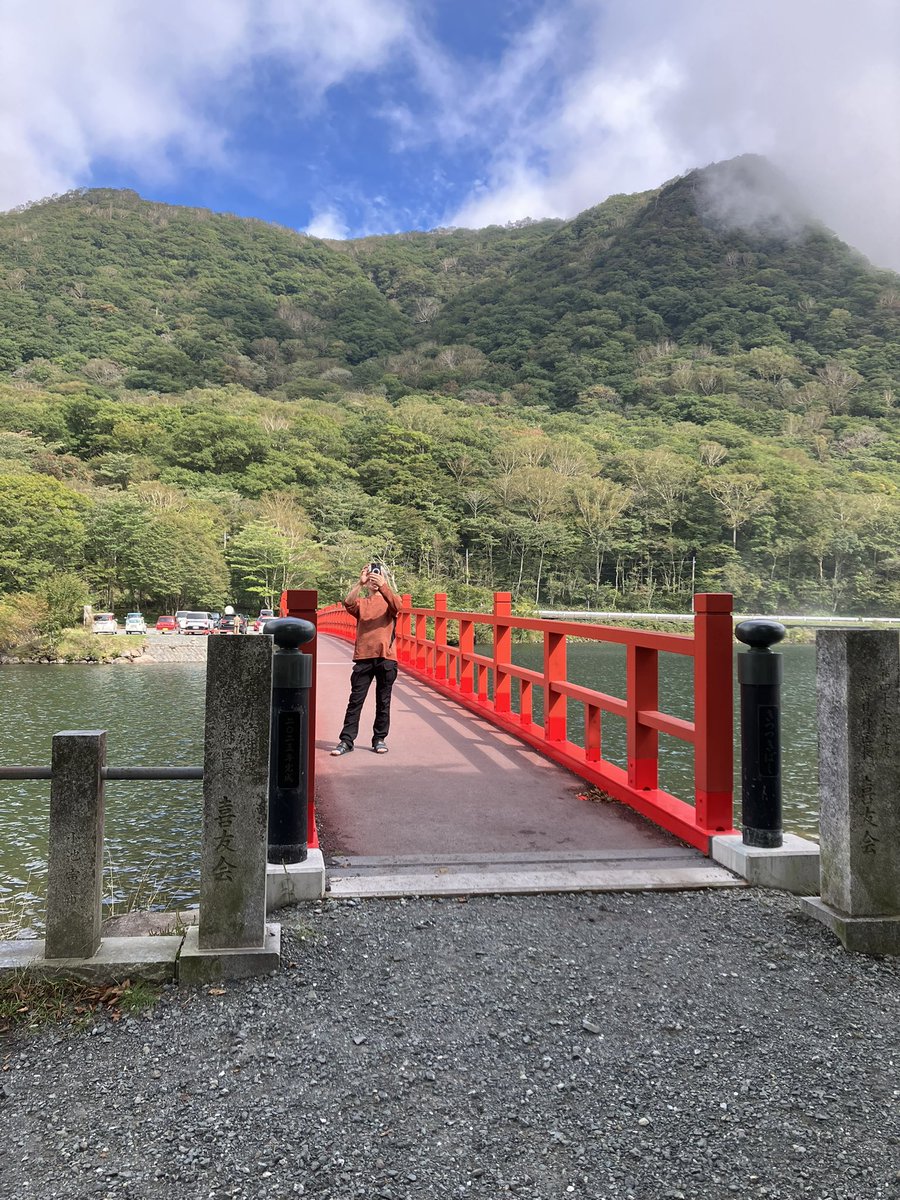 boabored's tweet photo. 青空がのぞいて陽もさして…と思ったら、水面と雲の境目が分からなかったり…
ロケーションが抜群👍女性に優しい御神威をふるわす式内社 名神大社の #赤城神社 
鏡なども出土していて格式 歴史に裏打ちされたお社🙏
#御朱印 は印刷の書置きとなります😐 https://t.co/fsvpr3FGkY