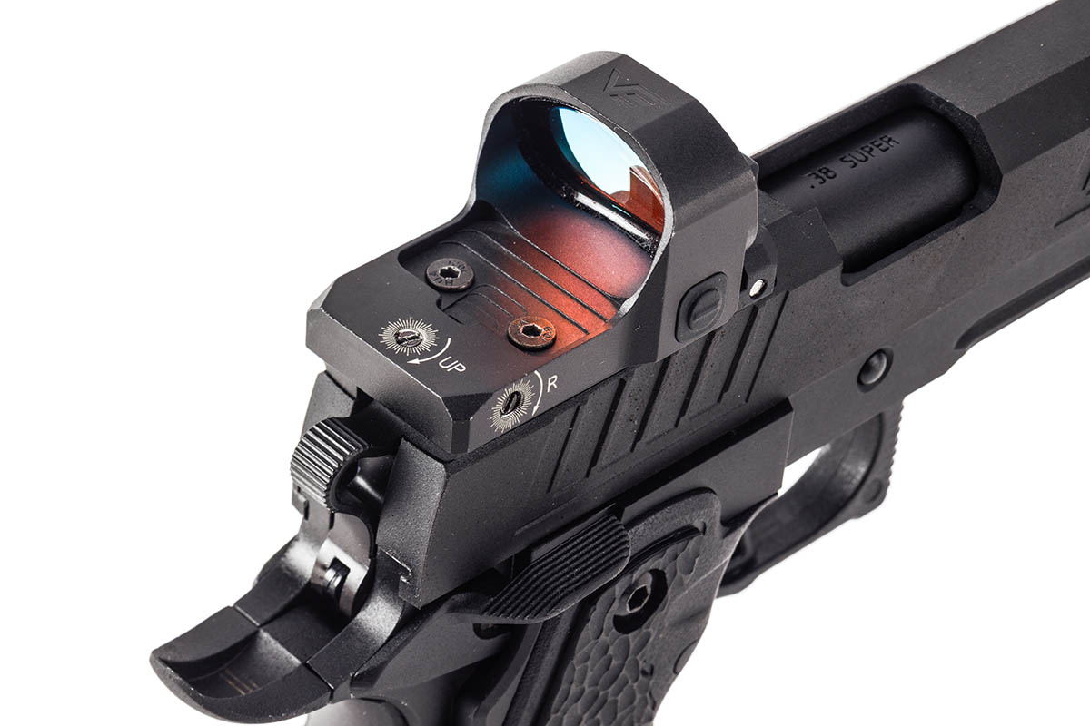 BatonGunsmith's tweet photo. こちらのカッコイイ2011は、27日（日）の第112回Vショー会場にて電撃発表しました、MODIFY × BATON airsoft 共同開発の次期新製品 Tyrant 2011C-JP CO2GBB でございます。
ショートコンプをシャーシ先端に固定したスタイルと、限界まで高く握れる新規デザインのグリップは、実銃の世界で流行りのスタイルですよね。
さらに、一体型リアサイトを備えた専用設計のマウントベースと背の高いフロントサイトをセットで別売いたします。
これまでありそうで無かった、本格的な2011系オプティクスレディハンドガン。しかもCO2仕様で俊敏なリコイルが楽しめる Tyrant 2011C-JP CO2GBB は、12月発売を目指して鋭意開発中です。
どうか楽しみにお待ちくださいませ！