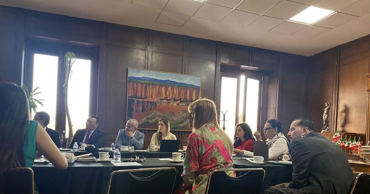 dominguez_migue's tweet photo. Maki Ortiz impulsa acuerdos para avanzar en legislación de bienestar animal en México

Ciudad de México.— La senadora Maki Esther Ortiz Domínguez participó en una reunión de trabajo con autoridades federales y legisladores para avanzar en la construcción de una legislación nacional en materia de bienestar, cuidado y protección animal.

En el encuentro participaron representantes de distintas áreas del Gobierno Federal y del Poder Legislativo, con el objetivo de generar consensos y construir un marco jurídico que atienda las diferentes perspectivas relacionadas con la protección y el bienestar de los animales.

Ortiz Domínguez, presidenta de la Comisión de Medio Ambiente, Recursos Naturales y Cambio Climático del Senado, señaló que el propósito es impulsar una legislación basada en la pluralidad, transversalidad y acuerdos entre las instituciones involucradas. 

La reunión forma parte de los trabajos que se han desarrollado en torno a la propuesta de una Ley General en Materia de Bienestar, Cuidado y Protección de los Animales, cuyo proyecto ha sido analizado en el Senado y contempla establecer disposiciones nacionales para prevenir el maltrato y promover el trato adecuado hacia los animales.

“Seguiremos avanzando por la sustentabilidad de nuestro país y el bienestar de sus animales”, expresó la senadora al informar sobre el encuentro.

Los trabajos legislativos sobre esta materia han incluido iniciativas, foros y mesas de análisis con legisladores, autoridades, especialistas y organizaciones, mientras continúa la discusión para alcanzar un marco legal de alcance nacional.