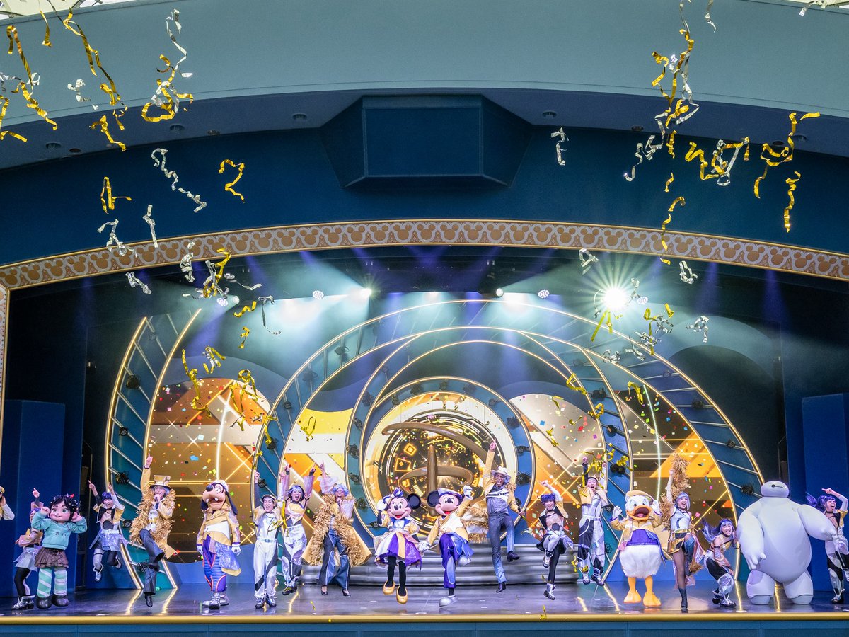 DtimesJP's tweet photo. 東京ディズニーランド「The D-Groovationz4 Live: Happy! Funky! Groovy! Tour」
すべてのキャラクターが大集合しグランドフィナーレ！
熱気のなか、客席に向けて華やかなテープが放たれます☆
https://t.co/kVD0DruKzs https://t.co/V2nNqtS4mE
