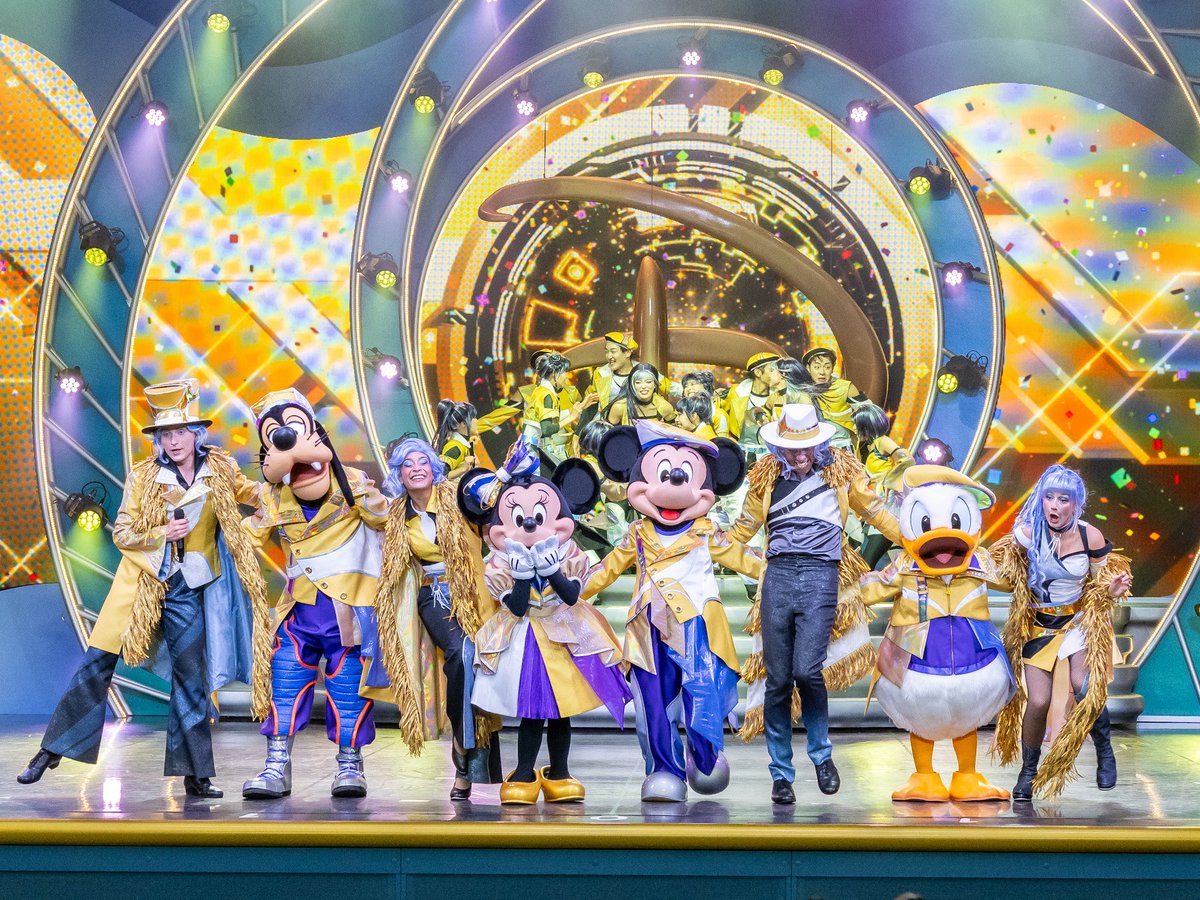 DtimesJP's tweet photo. 東京ディズニーランド「The D-Groovationz4 Live: Happy! Funky! Groovy! Tour」
すべてのキャラクターが大集合しグランドフィナーレ！
熱気のなか、客席に向けて華やかなテープが放たれます☆
https://t.co/kVD0DruKzs https://t.co/V2nNqtS4mE