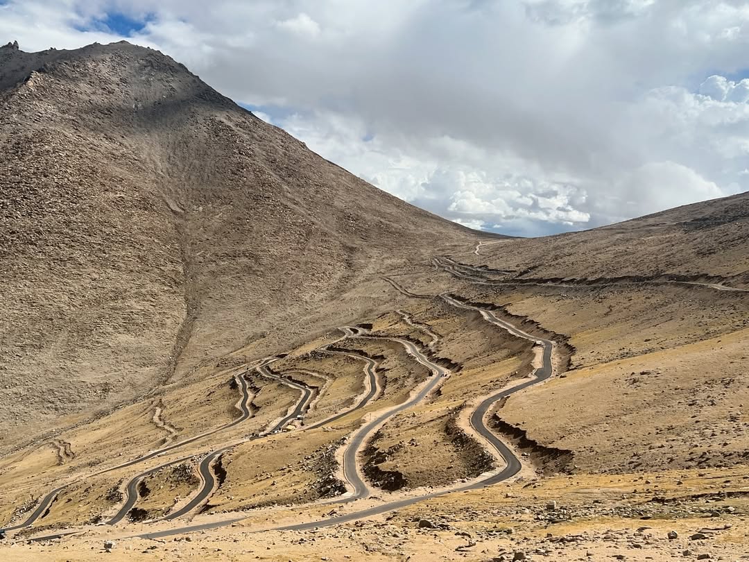 Anki_an7's tweet photo. After driving to Umling La Pass, the world’s highest motorable road, we returned to Hanle via Photila Pass, the world’s 6th highest. Crossing 3 mountains and reaching 18, 124 ft was truly euphoric. https://t.co/XWMukWEFur
