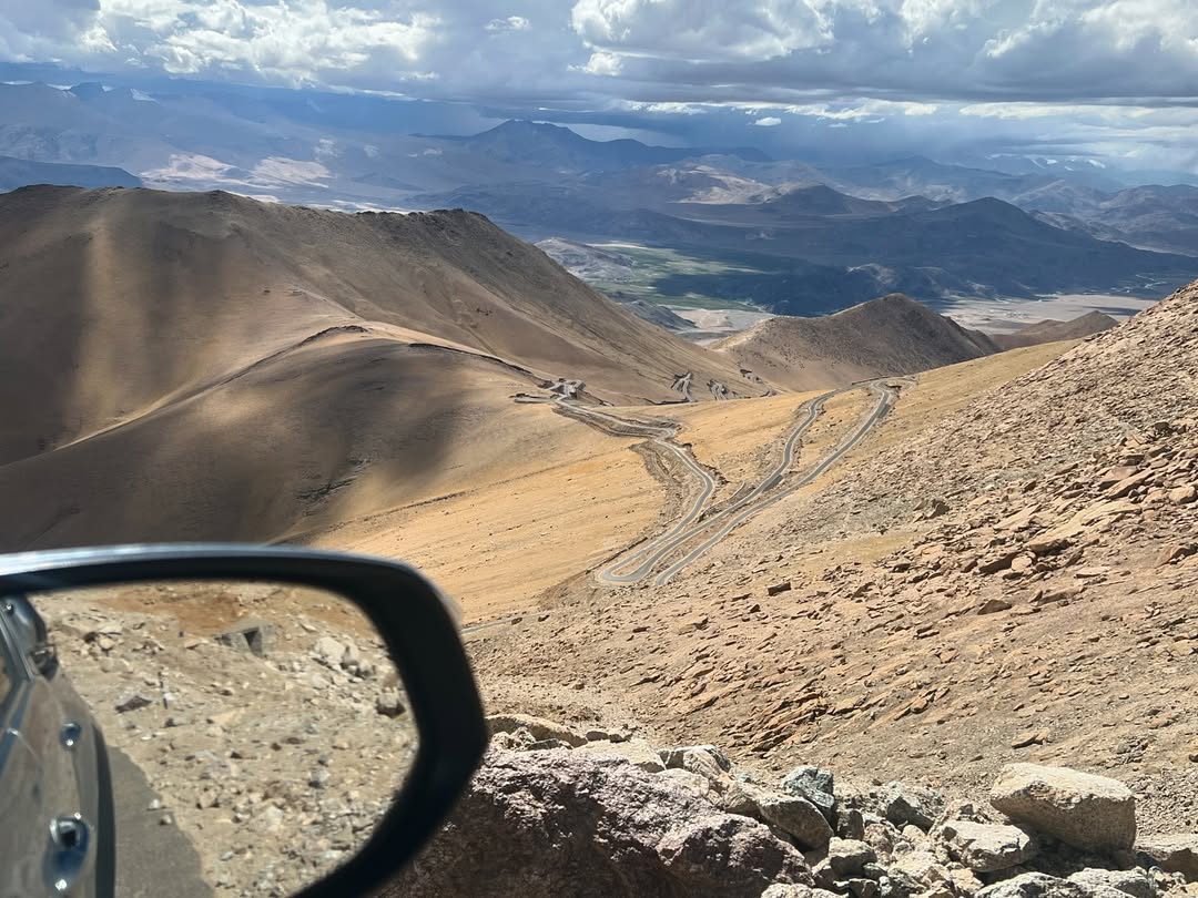 Anki_an7's tweet photo. After driving to Umling La Pass, the world’s highest motorable road, we returned to Hanle via Photila Pass, the world’s 6th highest. Crossing 3 mountains and reaching 18, 124 ft was truly euphoric. https://t.co/XWMukWEFur