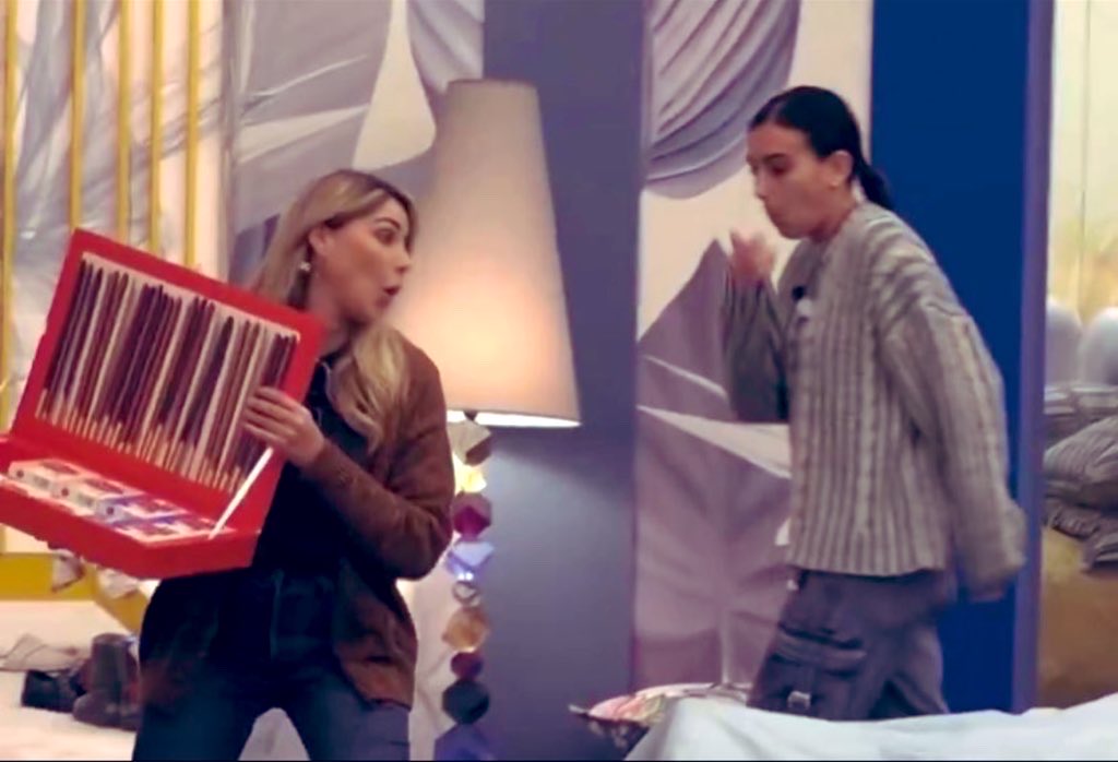 judmzzz's tweet photo. Nunca pensé el crossover de LCDLFMX y Zeudiners 😂 Regresar a las votaciones como en viejos tiempos. 

Don’t ask me if I’m a fan cause I’ll drop all my screenshots/stickers/vids of her. 
🦄❤️‍🔥😏 #zeudiners 

Vota por Gema! 🪩
#LaCasaDeLosFamososMéxico 
#LaCasaDeLosFamososMéxicoMx https://t.co/sHhtFQ1s0V