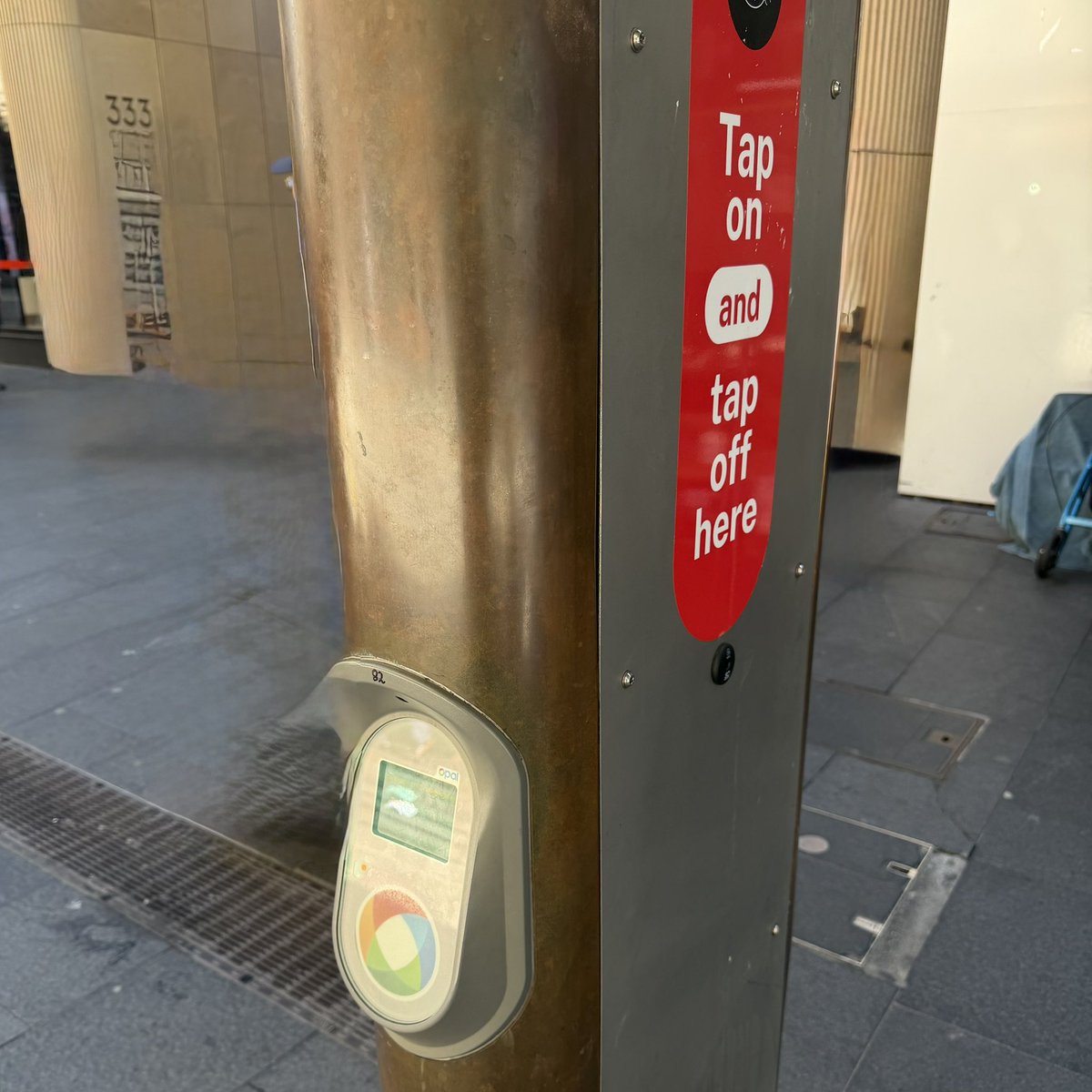 takaoregon's tweet photo. シドニー🇦🇺では現金どころか物理カードも使う機会がなく、全てスマホでタップかApple Pay支払いです。
トラムに乗る時も車内ではなく乗り場に設置してあるこれにタップです。 https://t.co/yBYaAof1SW