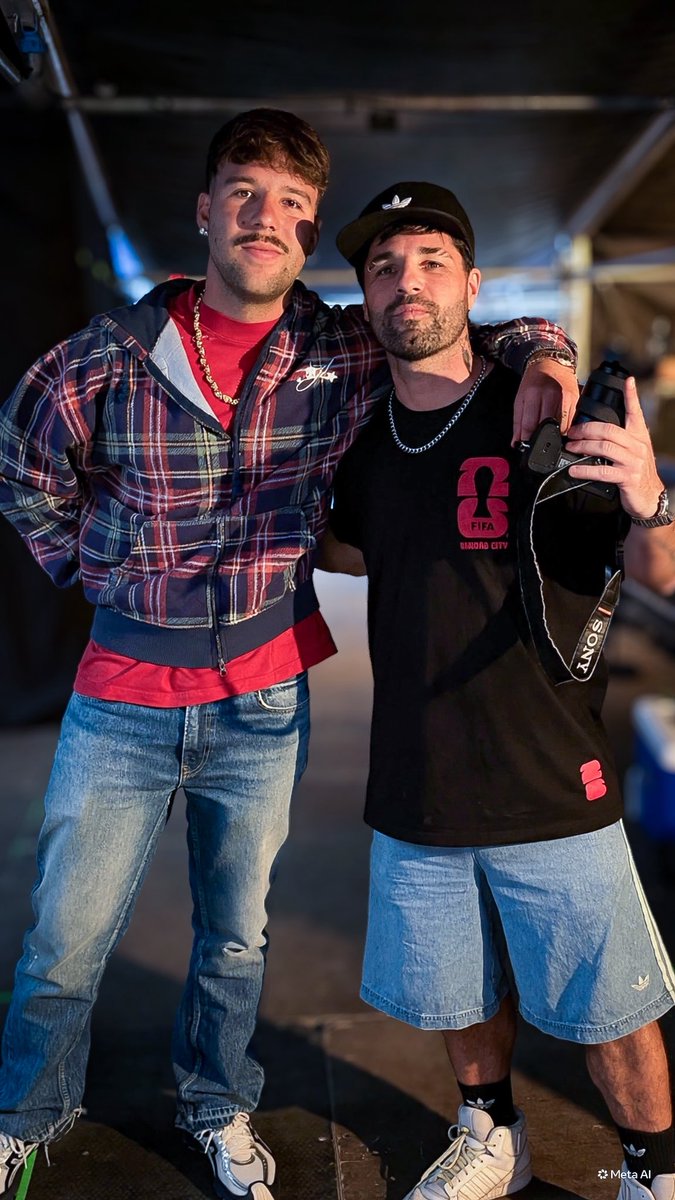 Facu7C's tweet photo. Quevedo en Argentina junto a un poco de ruido , gracias Pedro por tu buena onda y regalarme estos retratos.
iG: 📸 @facucardellafotos https://t.co/Wb8Mut89RV