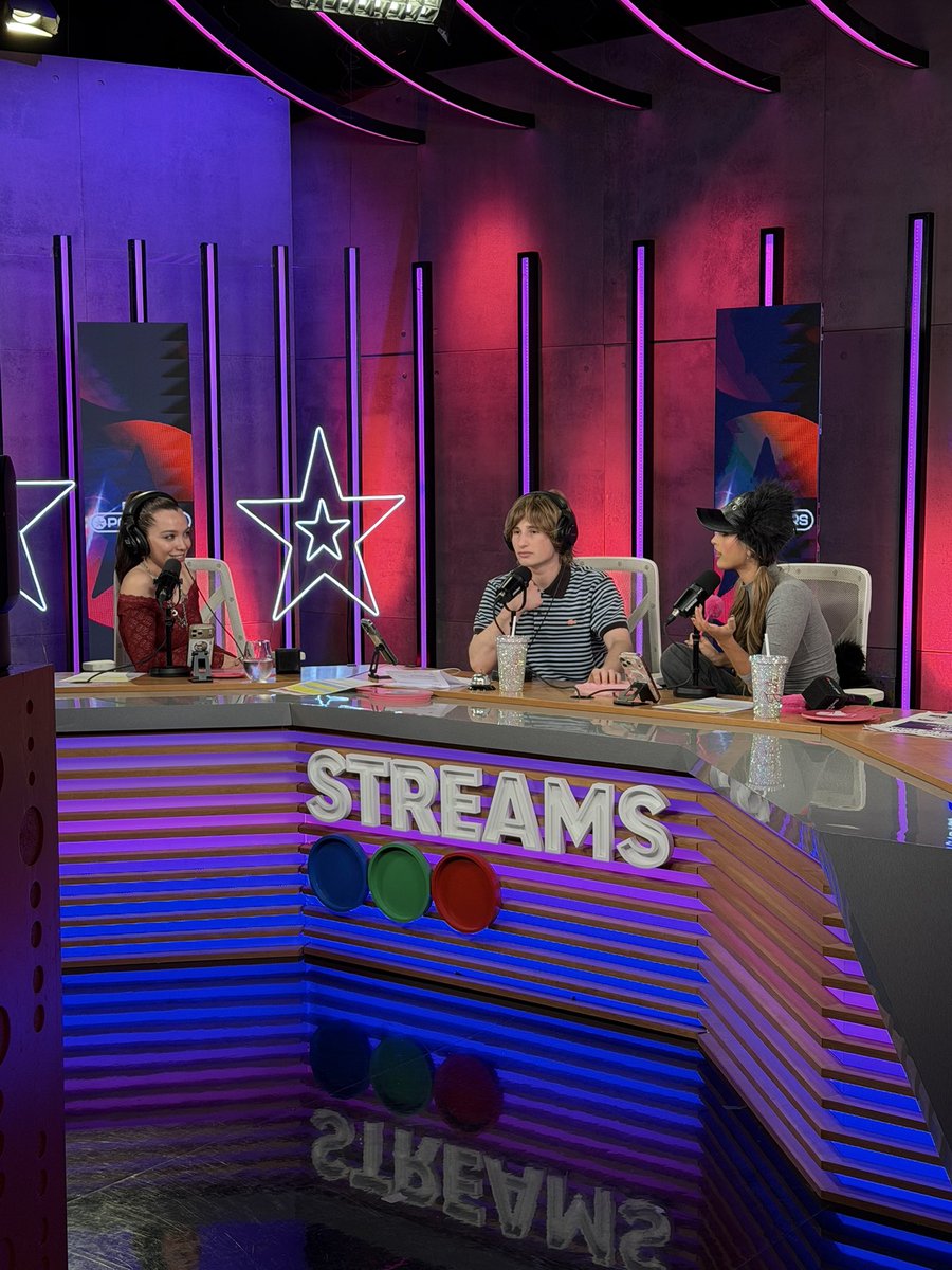 technoalpop_'s tweet photo. @LenaNarvay en el React de PopStars 💖 https://t.co/TKWpCSbmWH