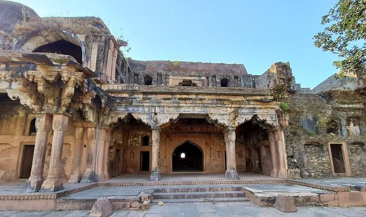 gssjodhpur's tweet photo. The historic Ginnorgarh Fort has been added to India’s @UNESCO Tentative List.

A remarkable fortified capital associated with the Gond rulers, Ginnorgarh reflects indigenous traditions of governance, defence, architecture and water management.

Its massive fortifications, palatial remains, stepwells and reservoirs tell the story of a distinctive and important chapter of India’s tribal heritage.

Every community, every region and every tradition has a place in India’s heritage story.