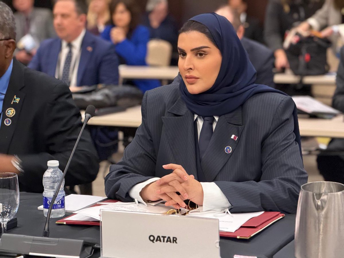 MofaQatar_AR's tweet photo. دولة قطر تشارك في المؤتمر الدولي الثاني لعودة الأطفال الأوكرانيين والمدنيين المحتجزين وأسرى الحرب

 تورنتو | 29 سبتمبر 2026 

شاركت دولة قطر، اليوم، في المؤتمر الدولي الثاني لعودة الأطفال الأوكرانيين والمدنيين المحتجزين وأسرى الحرب الذي يعقد في مدينة تورنتو الكندية خلال الفترة من 28 إلى 29 سبتمبر الجاري.

مثل دولة قطر في المؤتمر، سعادة الدكتورة مريم بنت علي بن ناصر المسند، وزير الدولة للتعاون الدولي.

وجددت سعادتها، في كلمة دولة قطر خلال المؤتمر، موقف دولة قطر الداعم لكافة الجهود الدولية لإيجاد حل سلمي للأزمة الروسية- الأوكرانية عبر الحوار والطرق الدبلوماسية، مشيرة إلى أن دولة قطر لا تزال على قناعة بأن الأزمة الراهنة لا يمكن حلها إلا من خلال الحوار والوساطة.  

ولفتت سعادتها، إلى أن حماية المدنيين، ولا سيما الأطفال، مسؤولية جماعية تقع على عاتق المجتمع الدولي بأسره، وأضافت "يجب أن تظل سلامة الأطفال وكرامتهم ومستقبلهم في صميم جميع الجهود والمبادرات الدولية ذات الصلة".

وذكّرت سعادتها، بأن دولة قطر، اضطلعت منذ عام 2023، بجهود إنسانية تهدف إلى تيسير عودة الأطفال الذين انفصلوا عن أسرهم بسبب النزاع، وذلك من خلال التواصل والتنسيق مع الجانبين الأوكراني والروسي، موضحة أن هذه الجهود شملت أكثر من 14 عملية إنسانية، نُفذت بالتنسيق مع اللجنة الدولية للصليب الأحمر، وأسهمت في لمّ شمل 87 طفلاً أوكرانياً مع أسرهم، بجانب استضافة الدوحة عدداً من الأسر عقب نجاح جهود لمّ الشمل، وتقديم دولة قطر برامج مخصصة للتعافي وإعادة التأهيل تهدف إلى دعم رفاهيتهم البدنية والنفسية ومساعدتهم على تجاوز آثار النزاع.

وأشارت سعادة وزير الدولة للتعاون الدولي، إلى تخصيص دولة قطر في عام 2023، مبلغ 100 مليون دولار لدعم جهود الاستجابة الإنسانية في أوكرانيا، بما يشمل قطاعات مثل الصحة والتعليم والخدمات الأساسية، بالإضافة إلى مساهمتها بمبلغ 20 مليون دولار لدعم مبادرة تصدير الحبوب الأوكرانية، إلى جانب دعم عدد من مشاريع حماية الطفل والتعليم، بما في ذلك مبادرة بقيمة 3.5 مليون دولار لإنشاء وتجهيز ملاجئ آمنة ومدارس ورياض أطفال. 

وأبانت سعادتها أن الدعم القطري شمل أيضا تخصيص 50 منحة جامعية للطلاب الأوكرانيين للدراسة في دولة قطر، فضلاً عن المساهمة في إعادة تأهيل وإنشاء مرافق صحية حيوية في أوكرانيا، بما في ذلك مرافق رعاية الأطفال، بالتعاون مع مؤسسة أولينا زيلينسكا، بالإضافة إلى تخصيص دولة قطر مبلغ 5 ملايين دولار لدعم اللاجئين والنازحين الأوكرانيين.
وأكدت سعادتها أن المساعدات الإنسانية والإنمائية تشكل ركيزة أساسية من ركائز السياسة الخارجية لدولة قطر، وتكمّل جهودها الدبلوماسية الرامية إلى تسوية النزاعات بالطرق السلمية، وتعزيز الحوار، والتخفيف من المعاناة الإنسانية، مشيرة إلى أن دولة قطر تتقاسم مع كندا هذه القيم والمبادئ النبيلة.

كما أشادت سعادتها بموقف كندا الداعم للسلام وحماية الأطفال، مؤكدة "نحن جميعاً نتشارك هدف تحقيق حل سلمي وعادل ودائم، من أجل خير البشرية جميعا".

#الخارجية_القطرية