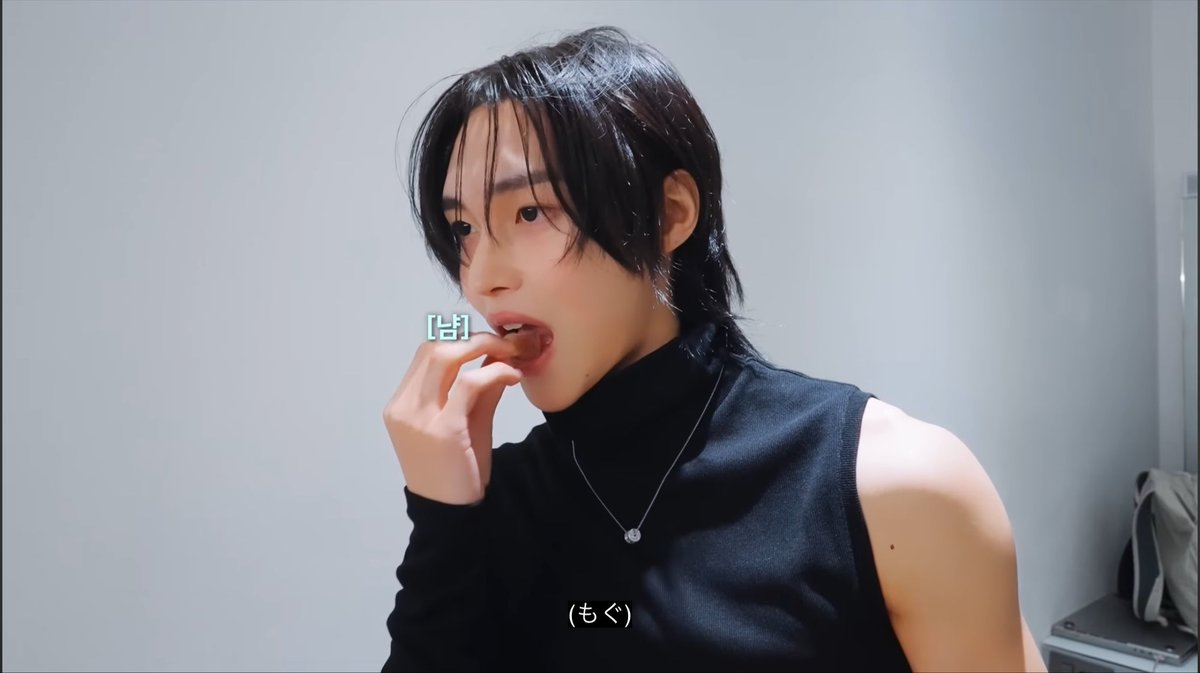oqoq_pk's tweet photo. 撮影終える毎に「よくできたね」ってご褒美のお菓子を食べるうさにゃん…🫳🏻 https://t.co/zhsHeGZlC4