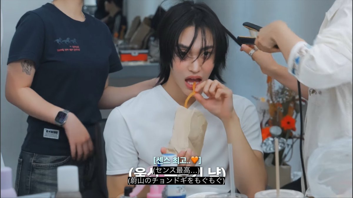 oqoq_pk's tweet photo. 撮影終える毎に「よくできたね」ってご褒美のお菓子を食べるうさにゃん…🫳🏻 https://t.co/zhsHeGZlC4