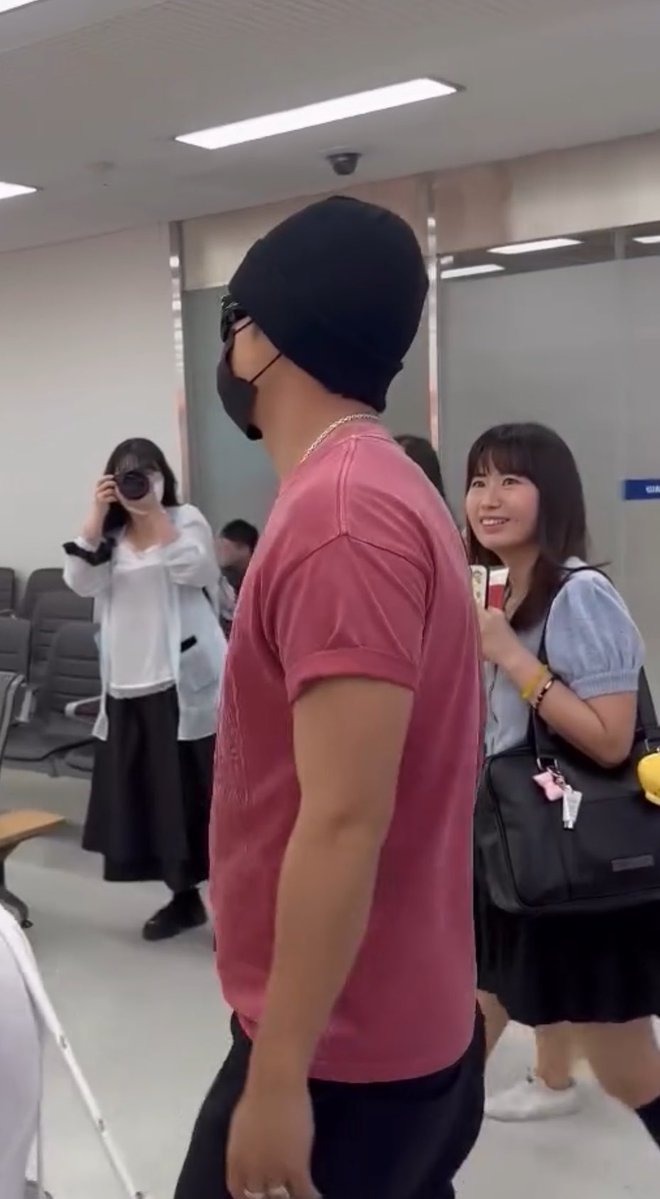 gyumin997's tweet photo. Oh, I just realized this person actually follows Mingyu everywhere. whenever Mingyu flies abroad, I often see their face in clips on xhs and threads https://t.co/wQ5Y0g9pUU
