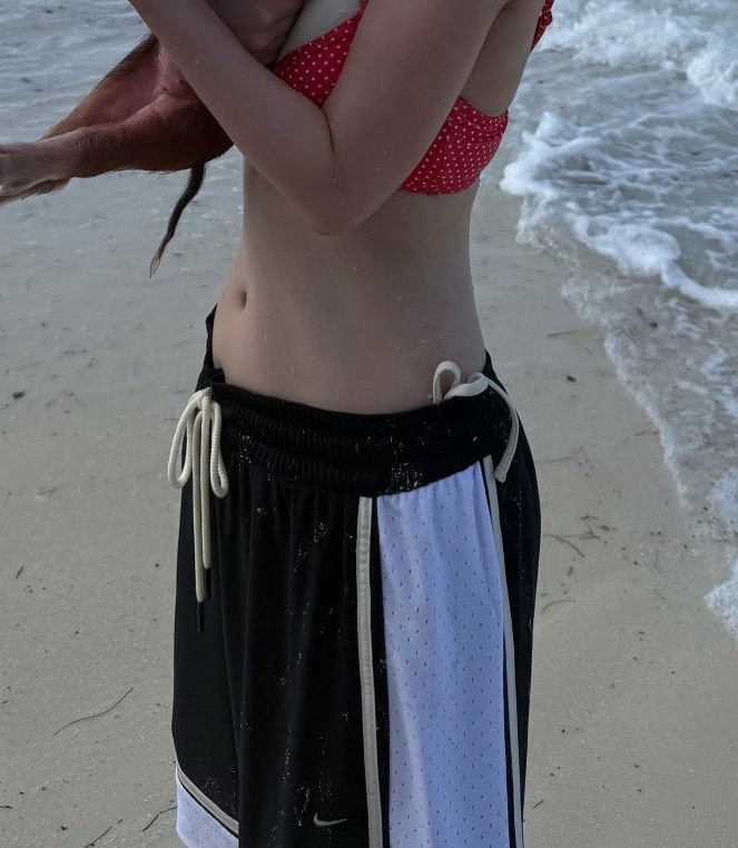 jjiminjcrz's tweet photo. #jiminjeong #couplegoals #wlw #beach https://t.co/WWubTl1yvj