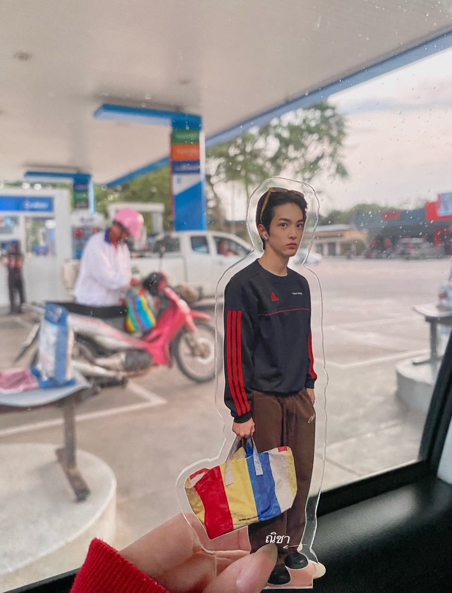qnasx14's tweet photo. ใครๆก็ใช้เป๋าสำเพ็ง กร 1 ลุงข้างหลัง 2 🤧 https://t.co/TXMyznDyFQ