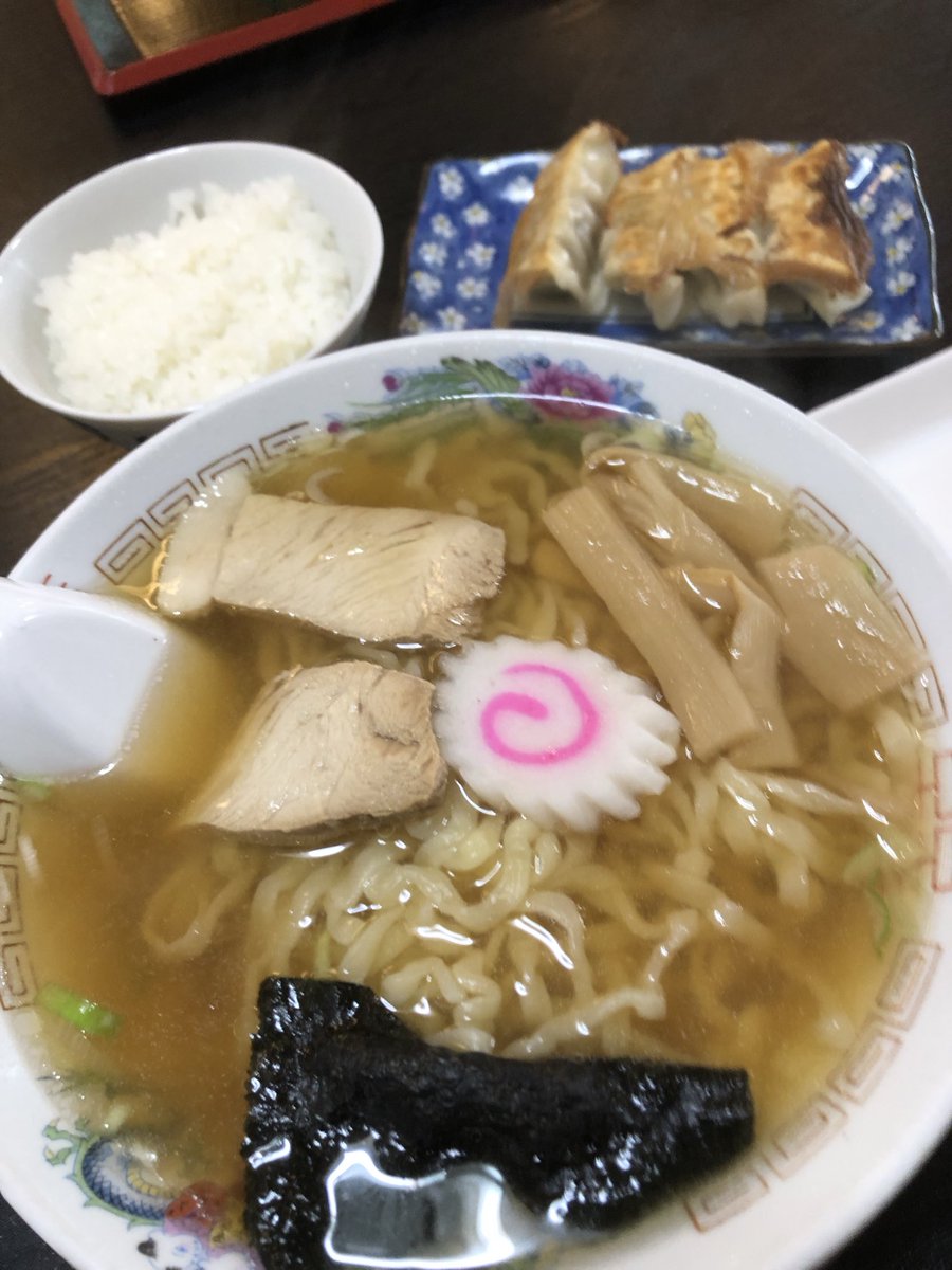 MiSa000777's tweet photo. 【　福島県二本松市岩代
いこい食堂　】
らーめん+半ライス+餃子4ケのセット　１１００円
醤油ラーメンは手揉みのちぢれ麺。スープもあっさり系ですけど味はしっかりとしてます。餃子は羽根つき。
おいしかったです。
#二本松　#二本松市　#ラーメン https://t.co/FNkttyjcXW