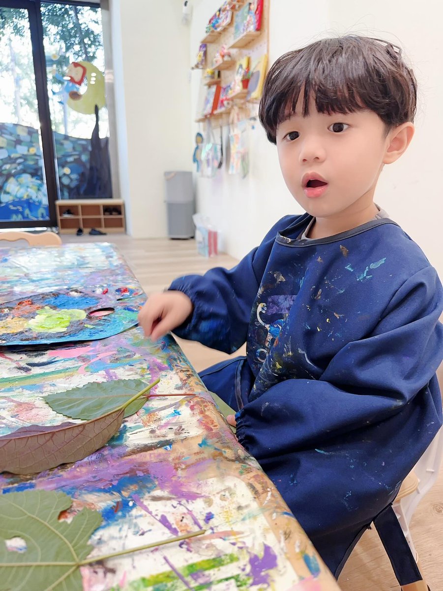 YasminRuf's tweet photo. It’s been a while since we played with clay. I absolutely love learning from Teacher Cat. Mom joined in today, helping the little ones explore textures and discover color aesthetics. Mom still prefers earthy tones. https://t.co/Asv1jDxTmo