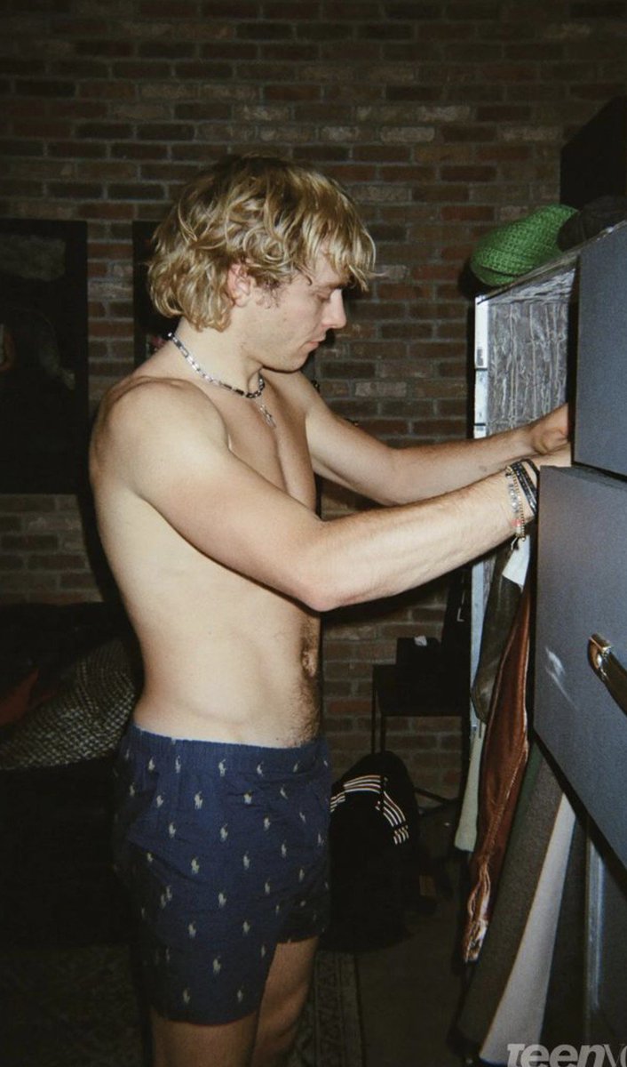 Michael10378373's tweet photo. He looks so sexy in the boxer shorts 🥵 https://t.co/BvpwKhGy3c