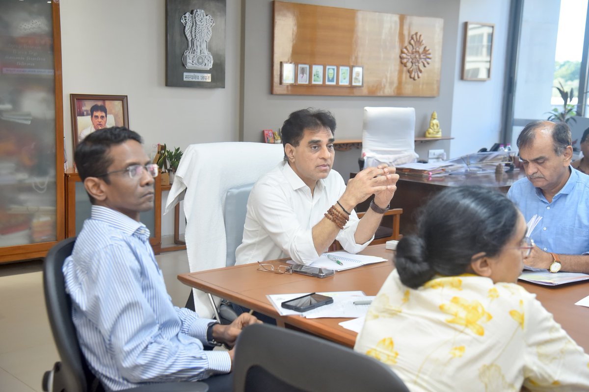 prafulpbjp's tweet photo. "Strengthening Public Health Through Proactive Surveillance and Prevention"

A comprehensive review meeting was held with senior health officials to assess Gujarat’s ongoing measures for the prevention and control of vector-borne diseases,including Dengue,Malaria and Chikungunya. https://t.co/Y00AVnDXaM