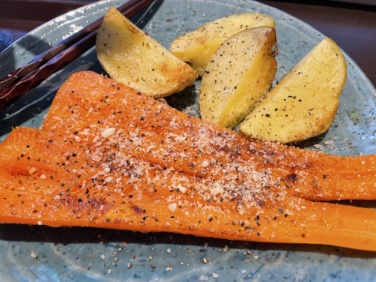 Supadanton's tweet photo. Twitterで見かけたにんじん丸ごとレンチン🥕作ってみましたWithじゃがいも。

にんじんめちゃ甘で無限に食べれる…！
カゴメのにんじんジュースプレミアムみたいで最高🥤🥕🥷🥕 https://t.co/3kaldM4Yq5
