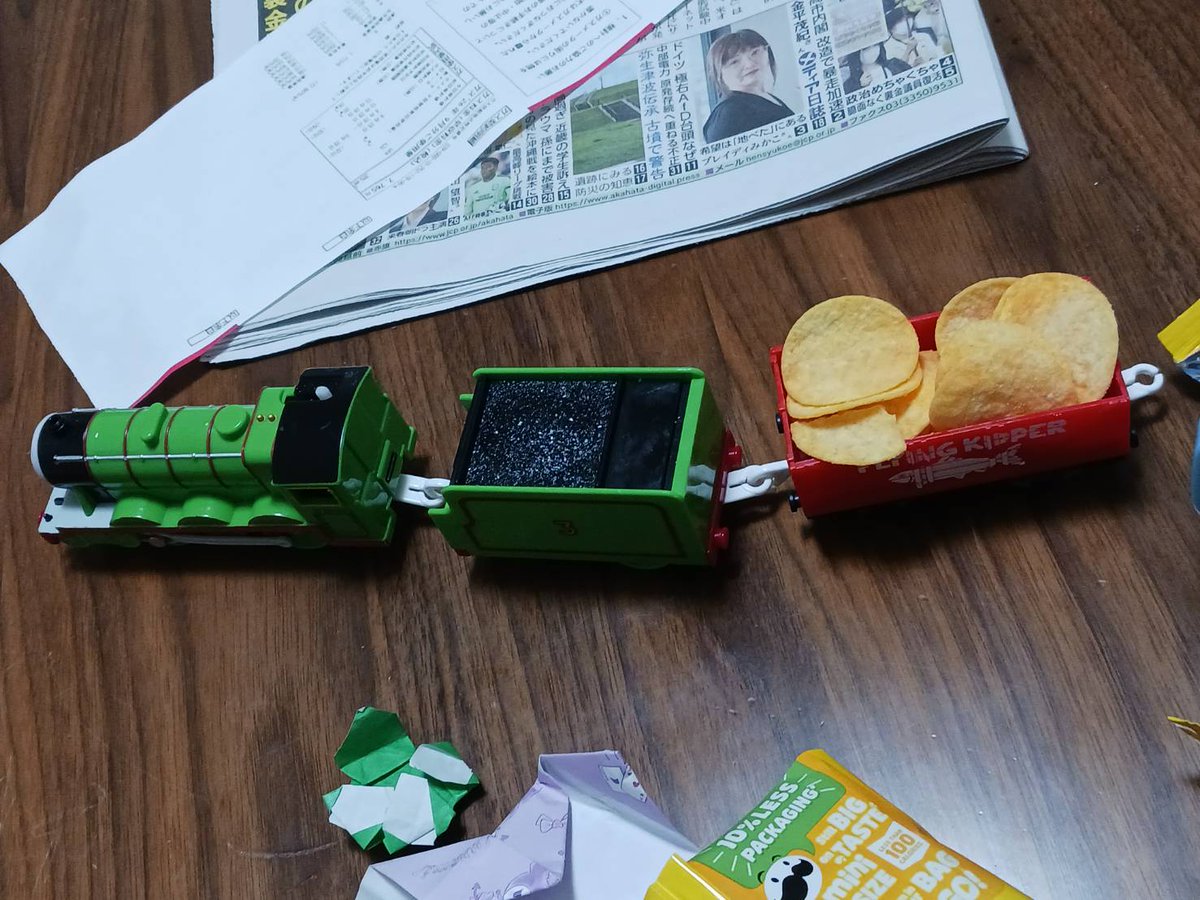 eccgg's tweet photo. 3歳長男はプラレール好き。
鉄道好きな職場の先輩に乗るの好き？撮るのすき？みたいに聞かれた。多分、今は乗るのが好き。
画像は私のところまでポテチをどうぞしたときのものです。
#子育て
#４児のパパ https://t.co/KldogvloO3