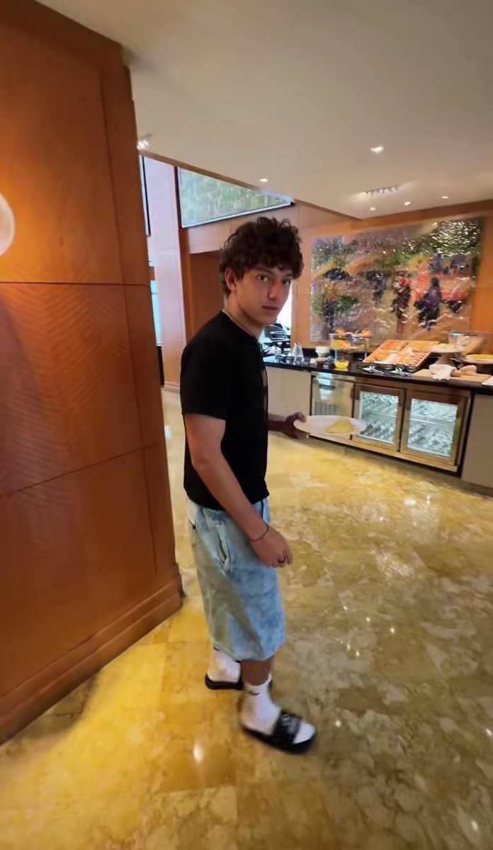 kimivault's tweet photo. favourite pants i believe #teamjorts https://t.co/uXjolFClxd