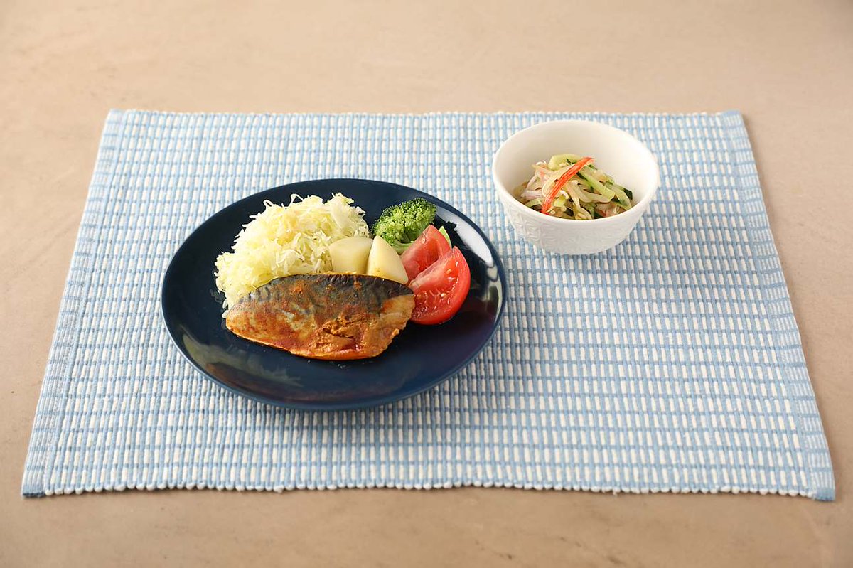 wdining_dm's tweet photo. 管理栄養士監修のレシピを紹介🍴
今週は
【鯖タンドリー/もやしの中華和え】
をご紹介🍳

【栄養成分値（1人分）】
糖質　14.0g
カロリー　271kcal
塩分　1.5g
食物繊維　4.9g

【鯖タンドリー　材料（1人分）】
鯖 80ｇ
Aトマトケチャップ 10ｇ
Aヨーグルト 10ｇ
Aこいくちしょうゆ 2ｇ
Aカレー粉 0.5ｇ
ブロッコリー 30ｇ
トマト 20ｇ
マヨネーズ 5ｇ
精製塩 0.2ｇ
じゃがいも 20ｇ

【もやしの中華和え 材料（1人分）】
緑豆もやし 50ｇ
きゅうり 20ｇ
かに風味かまぼこ 8ｇ
和風ドレッシング 4ｇ

【作り方】
【鯖タンドリー】 
1. Aで鯖に下味をつける。
2.じゃがいもとブロッコリーを耐熱皿に入れ、
　ラップをして600wで4分程度加熱する。
  じゃがいもは塩で味付けする。
3.鯖をオーブントースターで
  10分程度加熱する。
4.3を皿に盛り、2とトマトを添えて完成

【もやしの中華和え】
5.きゅうりは千切りにし、
  カニ風味かまぼこはほぐしておく。
6.耐熱皿にもやしを入れ、
  ラップをして600Wで2分程度加熱する。
7.6を冷まし、きゅうり、かに風味かまぼこ、
　和風ドレッシングと混ぜて完成。

✅調理Point！✅
薄味でもしっかり味を感じられる
工夫を取り入れましょう
カレー粉の風味で減塩しているとは
思えない仕上がりに！