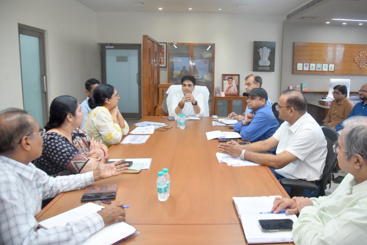 prafulpbjp's tweet photo. @HealthDeptGuj @MoHFW_INDIA @CMOGuj @Bhupendrapbjp @sanghaviharsh @iJagdishBJP @JPNadda @AmitShah @narendramodi @PMOIndia The review covered surveillance, diagnosis and treatment preparedness across districts and municipal corporation areas, along with the ongoing ‘House-to-House’ surveillance campaign. https://t.co/0siuoQsFoC