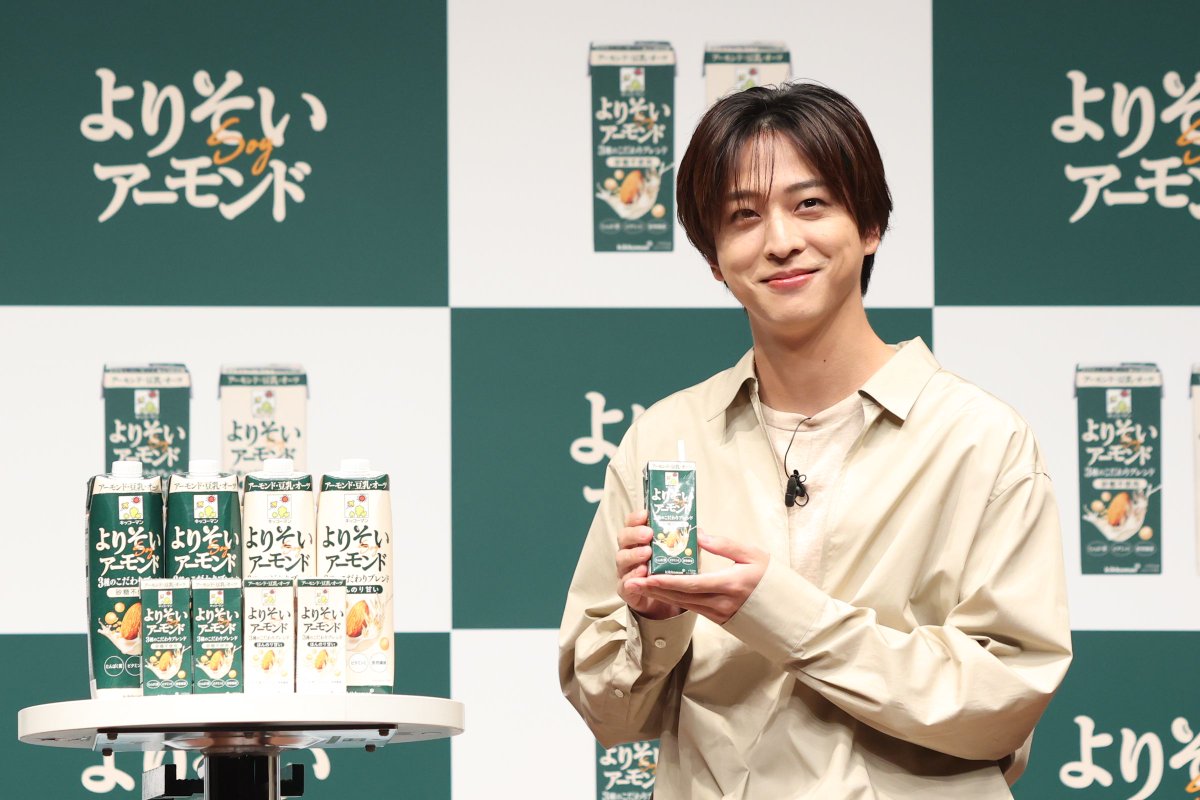 oshiraku's tweet photo. 🌟推し楽 レポート📝

#寺西拓人、「キッコーマン よりそいアーモンド」TVCMに出演🩵

味の感想を伝えるも、大勢の報道陣を前に思わず照れ笑い🤭

詳細はこちら👉https://t.co/MtQBcpPzb4

寺西にとっての“寄り添ってくれる”存在とは…？
しみじみと感謝を伝える一幕も🥹✨️

#timelesz https://t.co/Vf8UwwM1BH