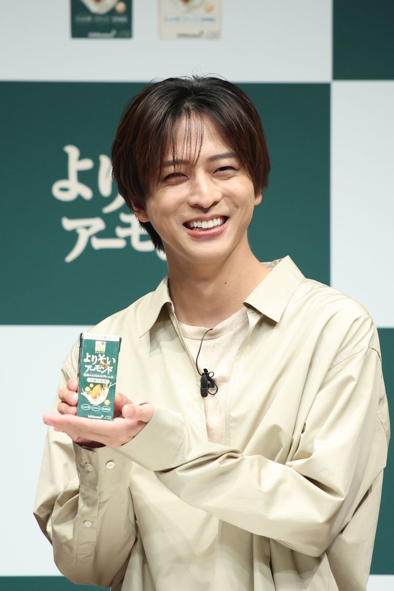 oshiraku's tweet photo. 🌟推し楽 レポート📝

#寺西拓人、「キッコーマン よりそいアーモンド」TVCMに出演🩵

味の感想を伝えるも、大勢の報道陣を前に思わず照れ笑い🤭

詳細はこちら👉https://t.co/MtQBcpPzb4

寺西にとっての“寄り添ってくれる”存在とは…？
しみじみと感謝を伝える一幕も🥹✨️

#timelesz https://t.co/Vf8UwwM1BH