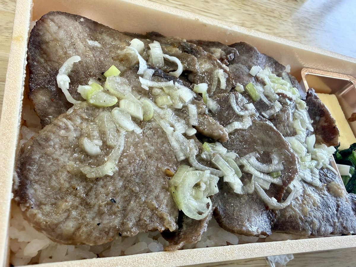 AfroD0506's tweet photo. 土砂降りの撮影…
でも焼肉弁当でハッスル🍱😉 https://t.co/KigCk06YTC