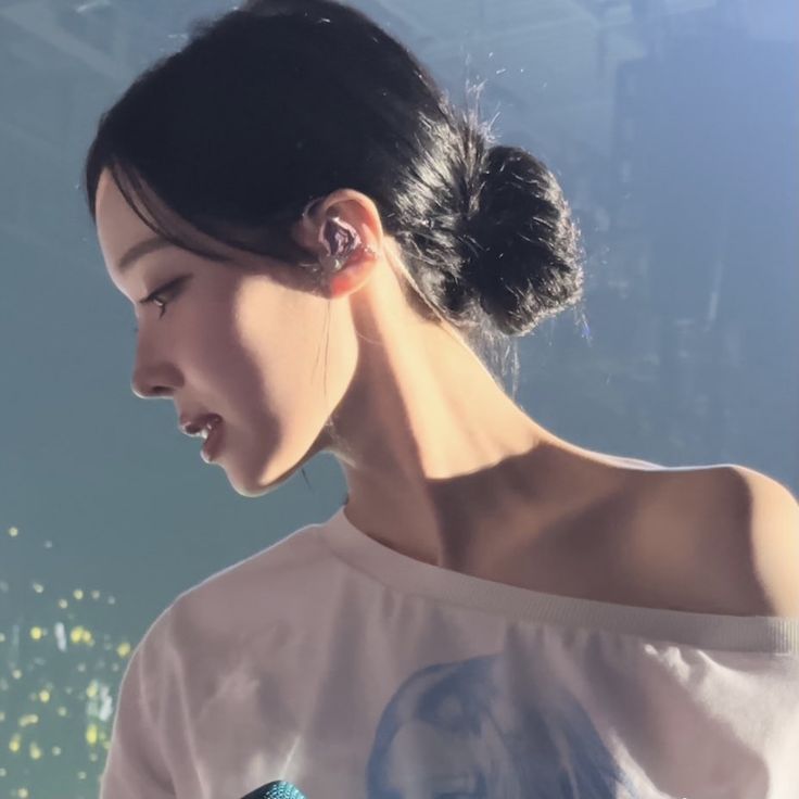 taeng_wn's tweet photo. @9WICEis No sé donde estas viendo que la barbilla cambió, señala el supuesto cambio porque genuinamente no entiendo de qué hablas https://t.co/fmKdsrqZ5W